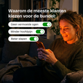 Vrouw met smartphone die geniet van haar tijd met de voordelen van de bundel: minder hoofdpijn en beter slapen.