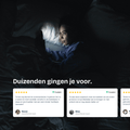 Een vrouw leest in bed met een blauw licht screen protector, reviews van klanten zichtbaar.