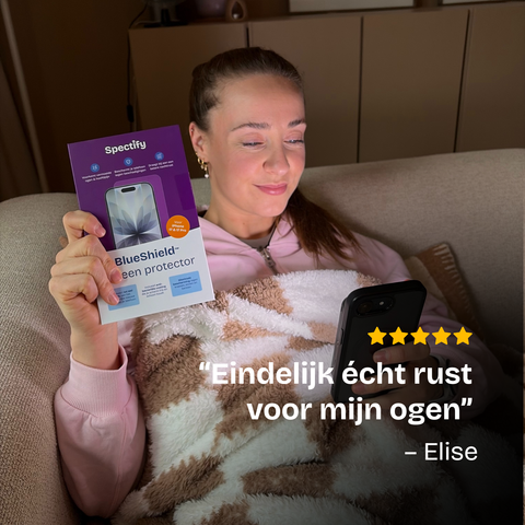 Vrouw leest op haar telefoon met de BlueShield blauw licht screen protector in de hand voor oogbescherming.
